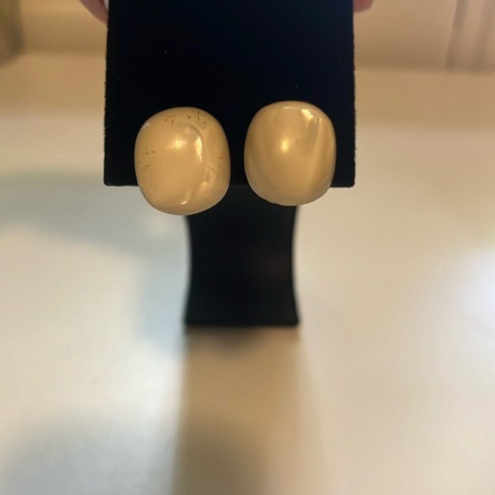 ✨💛 Vintage Gold-Tone Clip-On Earrings w/ Cream Faux Pearl Design